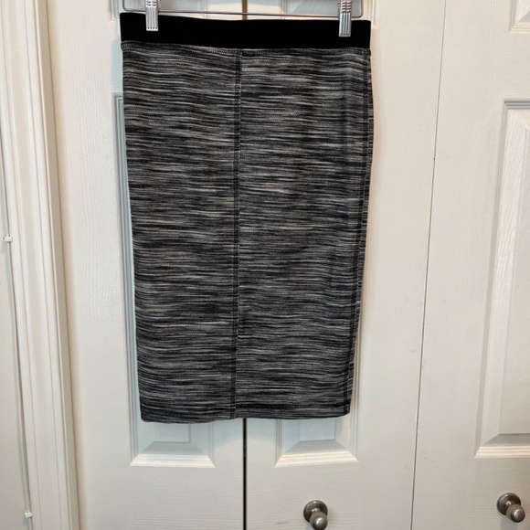 Trina Turk size S pull-up skirt - Picture 7 of 9